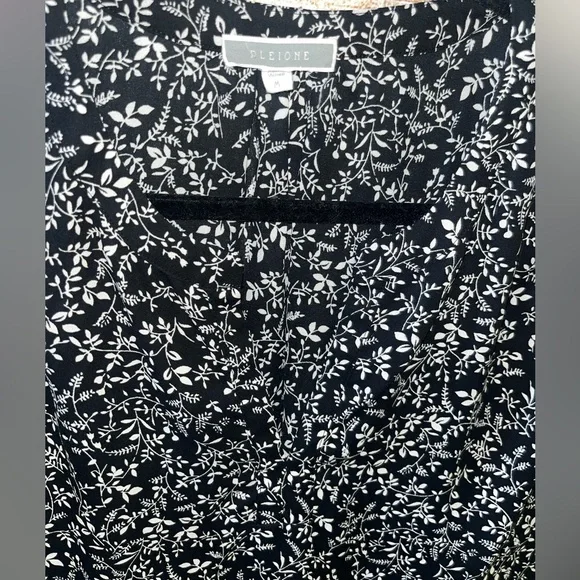 🤎3/$10 Pleione Black and White Floral Blouse Size Medium - Picture 2 of 5